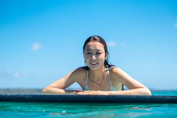 サーフボードの上のサーファーの女の子の肖像 バリ島の水から写真 — ストック写真