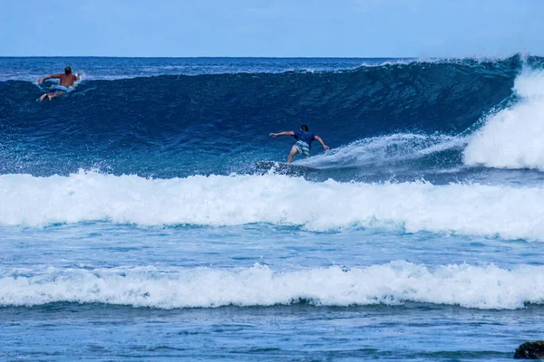 Mükemmel Mavi Akuamarin Dalgası Üzerinde Sörfçü Boş Sıra Sörf Için — Stok fotoğraf