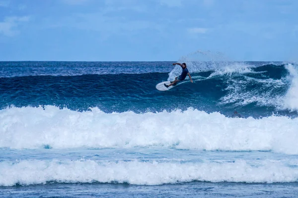 Surfista Onda Aquamarina Azul Perfeita Linha Vazia Perfeito Para Surfar — Fotografia de Stock