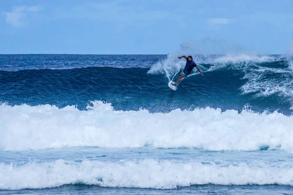 Surfista Sulla Perfetta Onda Acquamarina Blu Linea Vuota Perfetto Surf — Foto Stock