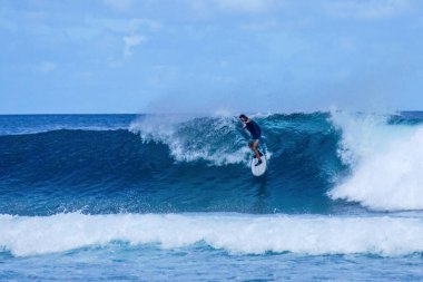 Mükemmel mavi akuamarin dalgası üzerinde sörfçü, boş sıra, sörf için mükemmel, temiz su, Hint Okyanusu, Maldivya adasına yakın Himmafushi