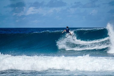Mükemmel mavi akuamarin dalgası üzerinde sörfçü, boş sıra, sörf için mükemmel, temiz su, Hint Okyanusu, Maldivya adasına yakın Himmafushi