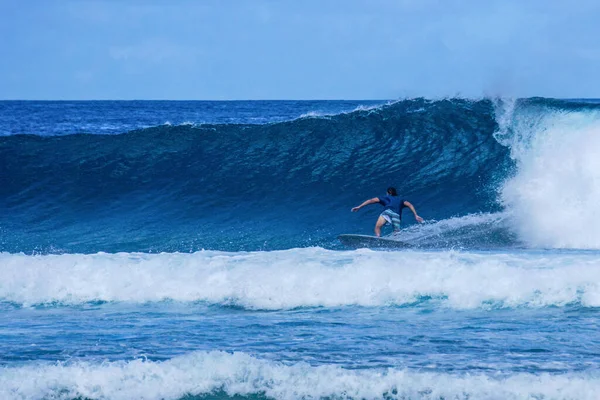 Surfare Perfekt Blå Akvamarin Våg Tom Line Perfekt För Surfing — Stockfoto