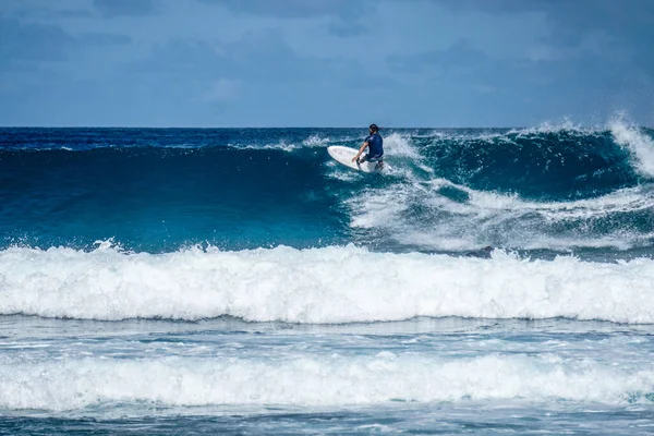 Surfař Perfektní Modré Aquamarine Vlny Prázdné Řady Ideální Pro Surfování — Stock fotografie