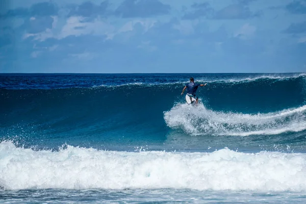 Surfař Perfektní Modré Aquamarine Vlny Prázdné Řady Ideální Pro Surfování — Stock fotografie