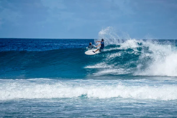 Surfare Perfekt Blå Akvamarin Våg Tom Line Perfekt För Surfing — Stockfoto