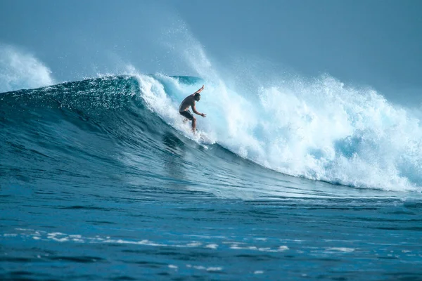 Surfař Perfektní Modré Aquamarine Vlny Prázdné Řady Ideální Pro Surfování — Stock fotografie