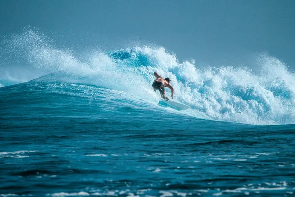 Surfař Perfektní Modré Aquamarine Vlny Prázdné Řady Ideální Pro Surfování — Stock fotografie