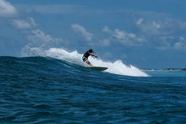 Surfer Doskonałej Niebieskiej Fali Akwamarynowej Pusty Line Idealny Surfowania Czysta — Zdjęcie stockowe