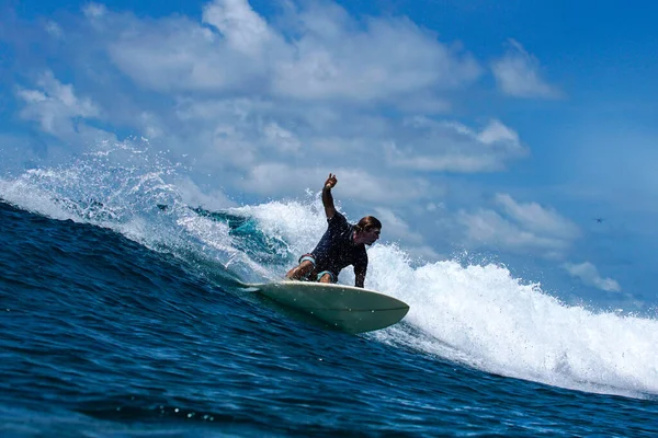 Surfista Sulla Perfetta Onda Acquamarina Blu Linea Vuota Perfetto Surf — Foto Stock