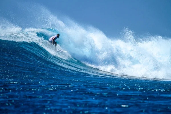 Surfař Perfektní Modré Aquamarine Vlny Prázdné Řady Ideální Pro Surfování — Stock fotografie