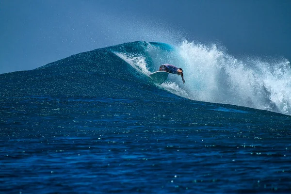 Surfista Sulla Perfetta Onda Acquamarina Blu Linea Vuota Perfetto Surf — Foto Stock