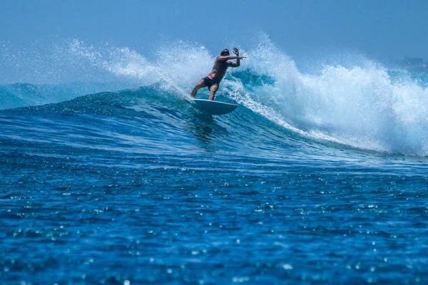 Surfer Doskonałej Niebieskiej Fali Akwamarynowej Pusty Line Idealny Surfowania Czysta — Zdjęcie stockowe