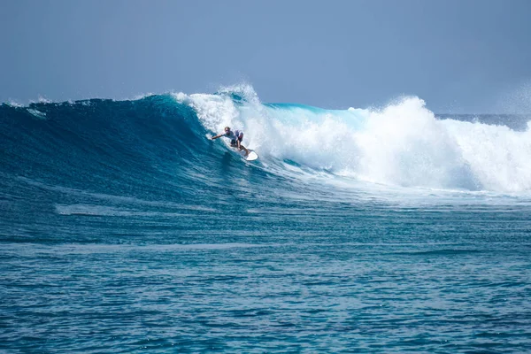 Surfer Auf Perfekter Blauer Aquamarinwelle Leere Schlange Perfekt Zum Surfen — Stockfoto