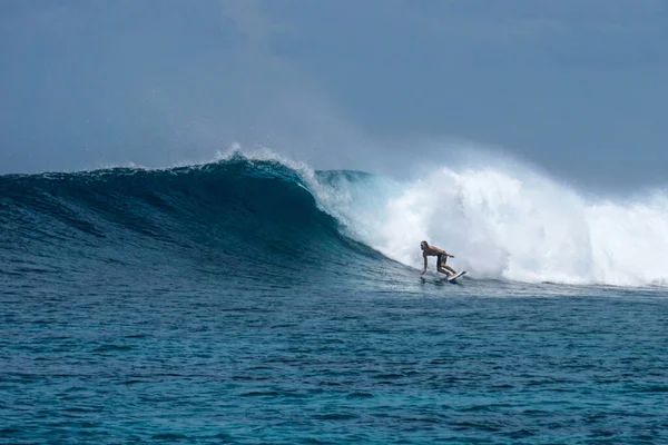 Surfer Doskonałej Niebieskiej Fali Akwamarynowej Pusty Line Idealny Surfowania Czysta — Zdjęcie stockowe