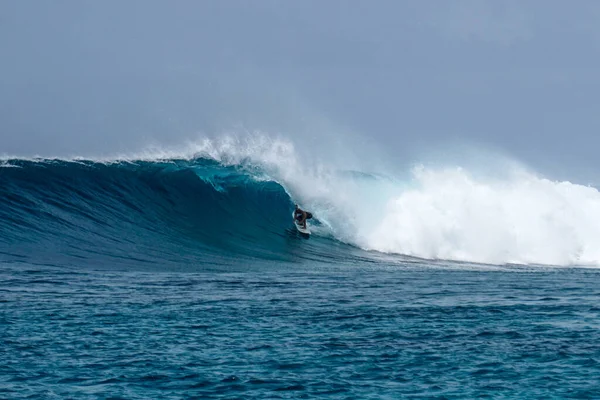 Surfer Doskonałej Niebieskiej Fali Akwamarynowej Pusty Line Idealny Surfowania Czysta — Zdjęcie stockowe