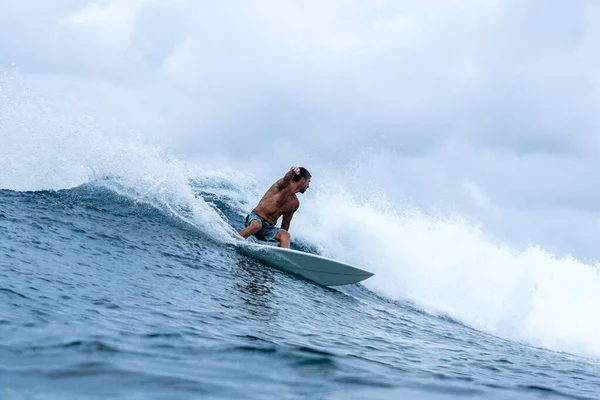 Surfer Doskonałej Niebieskiej Fali Akwamarynowej Pusty Line Idealny Surfowania Czysta — Zdjęcie stockowe
