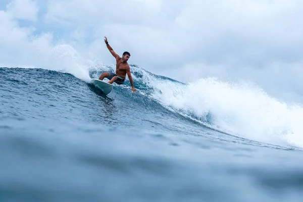 Surfer Doskonałej Niebieskiej Fali Akwamarynowej Pusty Line Idealny Surfowania Czysta — Zdjęcie stockowe