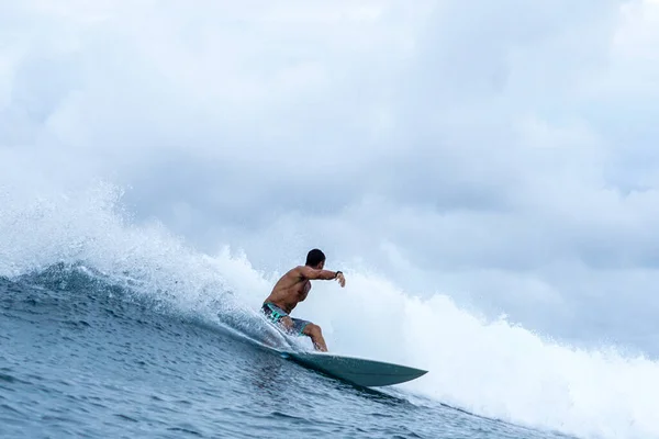 Surfer Doskonałej Niebieskiej Fali Akwamarynowej Pusty Line Idealny Surfowania Czysta — Zdjęcie stockowe