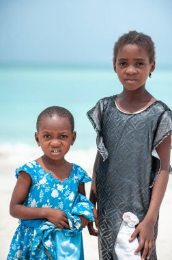 Nungwi, Zanzibar, Tanzanya 01.09.2012: Zanzibar 'da beyaz kumsalda iki Afrikalı siyahi kızın portresi