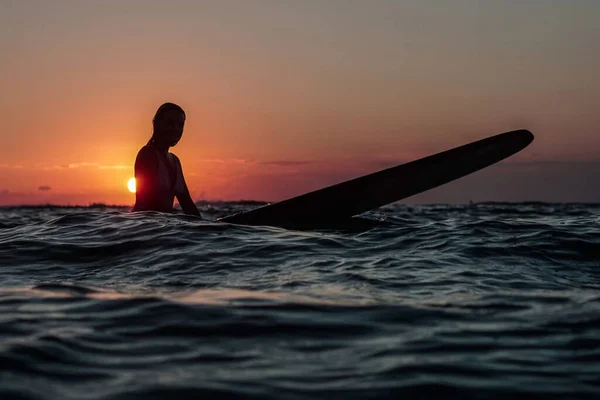 Retrato Del Agua Chica Surfista Con Hermoso Cuerpo Tabla Surf — Foto de Stock