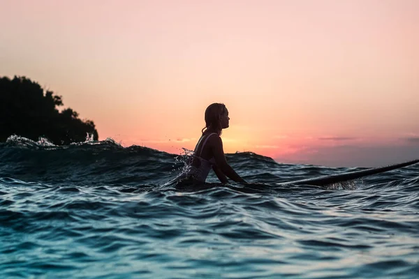 Portrait Water Surfer Girl Beautiful Body Surfboard Ocean Sunset Time — Stock Photo, Image
