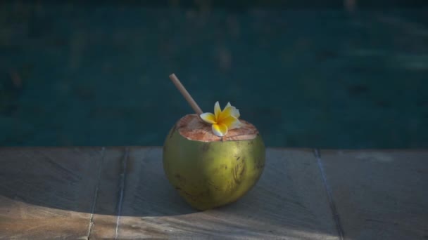 Filmagem Coco Jovem Verde Perto Com Palha Bambu Flor Tropical — Vídeo de Stock