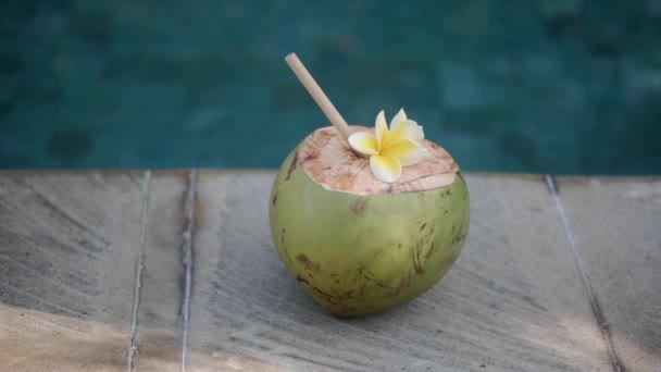 Filmagem Coco Jovem Verde Perto Com Palha Bambu Flor Tropical — Vídeo de Stock