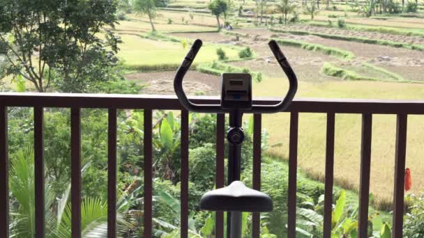 Filmagem Vídeo Bicicleta Exercício Terraço Com Vistas Deslumbrantes Sobre Campos — Vídeo de Stock