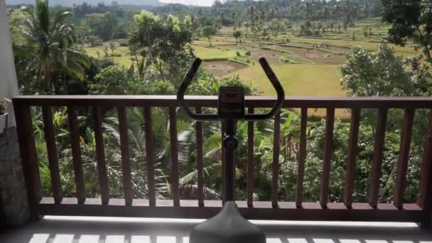 Imágenes Video Bicicleta Estática Terraza Con Impresionantes Vistas Los Campos — Vídeo de stock