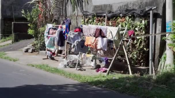 Videofilmer Torkning Kläder Torktumlaren Står Bredvid Vägen Indonesiska Byn Liten — Stockvideo