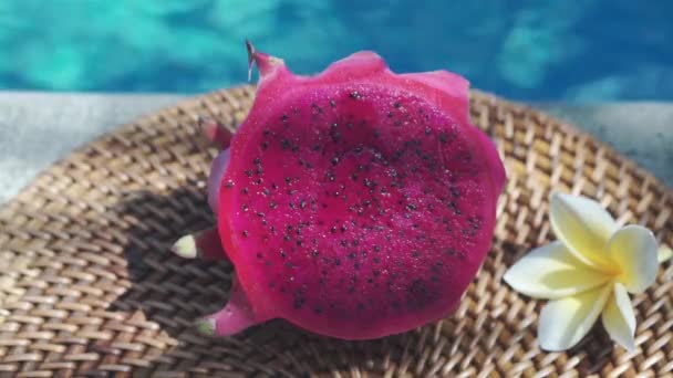 Frutta Del Drago Rosso Fresco Tagliato Due Metà Con Cucchiaio — Video Stock