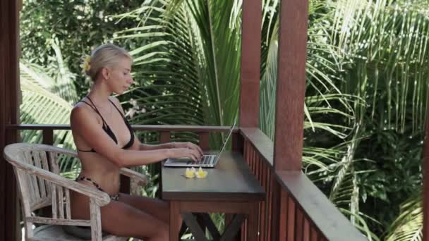 Videoaufnahmen Einer Jungen Blonden Freiberuflerin Die Mit Laptop Arbeitet Bikini — Stockvideo