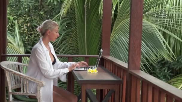 Відеозапис Молодої Блондинки Жінки Фрілансер Працює Ноутбуком Друкується Бікіні Білій — стокове відео