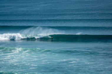 Mükemmel mavi dalgada sörfçü, fıçıda temiz su, Bali 'de Hint Okyanusu