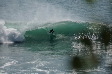 Mükemmel mavi dalgada sörfçü, fıçıda temiz su, Bali 'de Hint Okyanusu