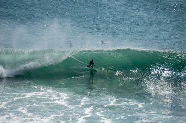 Mükemmel mavi dalgada sörfçü, fıçıda temiz su, Bali 'de Hint Okyanusu