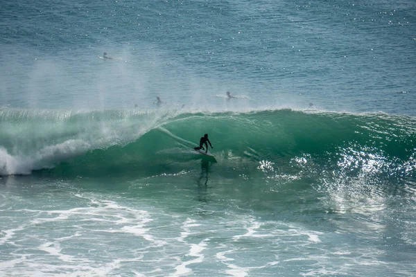 Surfer Στο Τέλειο Μπλε Κύμα Στο Βαρέλι Καθαρό Νερό Ινδικό — Φωτογραφία Αρχείου