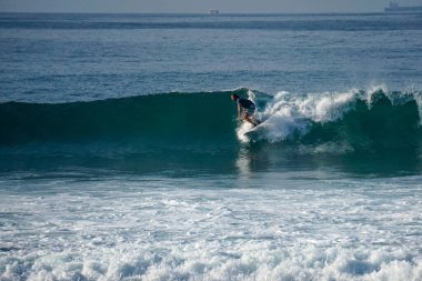 Sri Lanka 'da Mirissa' ya yakın Hint Okyanusu 'nda sörf yapmak için mükemmel bir yer.