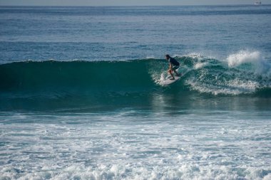 Sri Lanka 'da Mirissa' ya yakın Hint Okyanusu 'nda sörf yapmak için mükemmel bir yer.