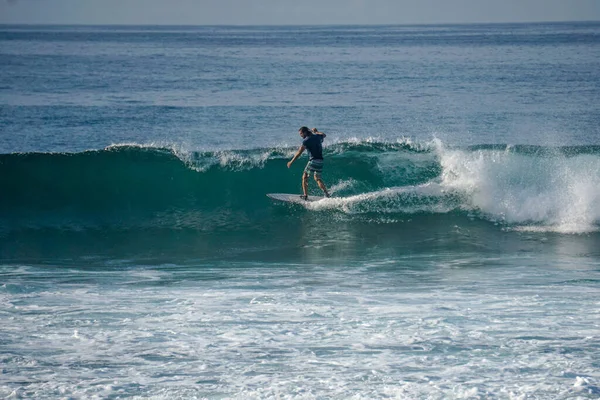 Surfer Doskonałej Niebieskiej Fali Akwamarynowej Pusty Line Idealny Surfowania Czysta — Zdjęcie stockowe