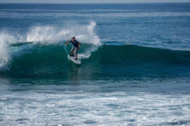 Sri Lanka 'da Mirissa' ya yakın Hint Okyanusu 'nda sörf yapmak için mükemmel bir yer.
