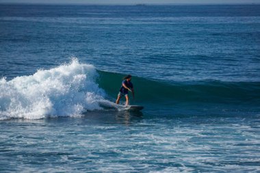 Sri Lanka 'da Mirissa' ya yakın Hint Okyanusu 'nda sörf yapmak için mükemmel bir yer.