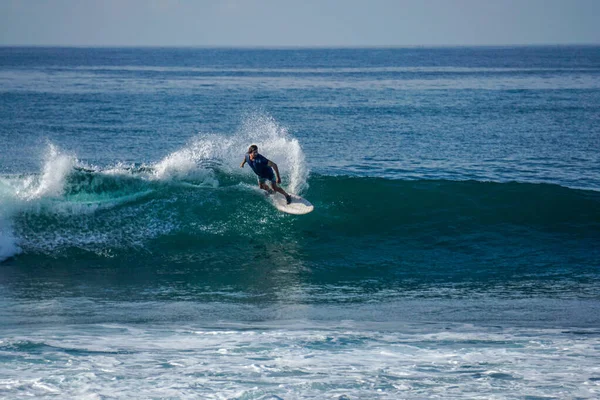 Sri Lanka 'da Mirissa' ya yakın Hint Okyanusu 'nda sörf yapmak için mükemmel bir yer.
