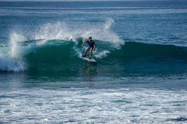 Surfer Pada Sempurna Biru Aquamarine Gelombang Garis Kosong Sempurna Untuk — Stok Foto