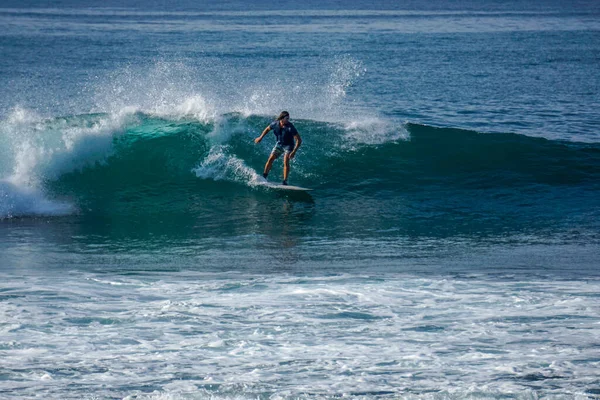 Surfista Onda Aquamarina Azul Perfeita Fila Vazia Perfeita Para Surfar — Fotografia de Stock