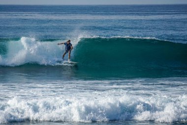 Sri Lanka 'da Mirissa' ya yakın Hint Okyanusu 'nda sörf yapmak için mükemmel bir yer.
