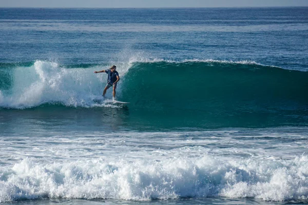Sri Lanka 'da Mirissa' ya yakın Hint Okyanusu 'nda sörf yapmak için mükemmel bir yer.