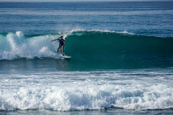 Sri Lanka 'da Mirissa' ya yakın Hint Okyanusu 'nda sörf yapmak için mükemmel bir yer.