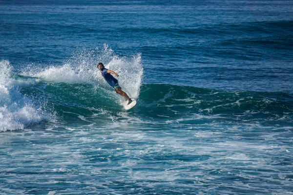 Sri Lanka 'da Mirissa' ya yakın Hint Okyanusu 'nda sörf yapmak için mükemmel bir yer.